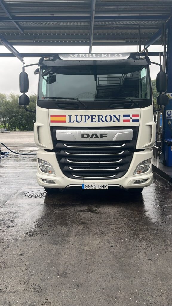 Frontal del camión cisterna de Ademán Ruiz en la zona de lavado